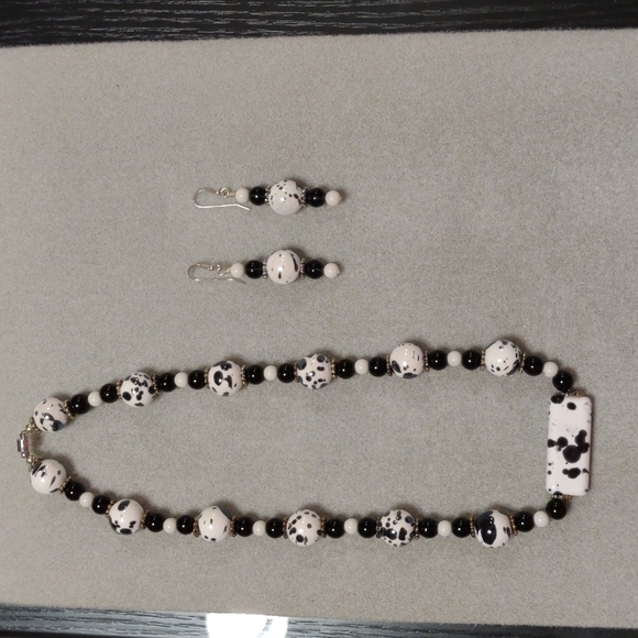 Black and white necklace and earring set - Picture 1 of 4